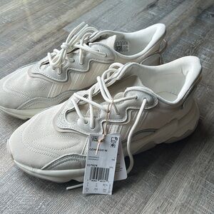 Adidas Osweego White/off white brand new with tags never worn